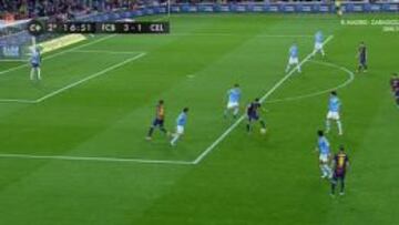 Jordi Alba recibe en fuera de juego el pase de tacón de Davod Villa antes de hacer el tercer tanto del Barcelona frente al Celta.