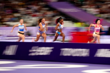 Mandy Francois-Elie, de Francia, durante la carrera de la primera ronda de los 100 m femeninos T37 que se han disputado en el Stade de France.