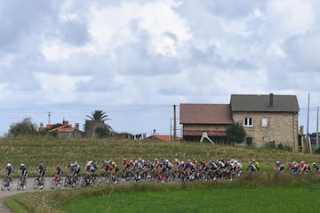 Una vista general del pelotón pasando por Santillana del Mar durante la Vuelta a España 2023, una etapa de 120,1 km desde Liencres a Bejes.