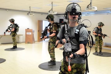 Soldados del Ej&eacute;rcito Real de los Pa&iacute;ses Bajos llevando a cabo entrenamiento en sistemas de realidad virtual DSTS, Grafenwoehr, Alemania, 5 de junio de 2013. El DSTS es la primera simulaci&oacute;n virtual totalmente inmersiva para infanter&iacute;a. (Foto del ej&eacute;rcito de EE. UU. Por Gertrud Zach / publicada)
 