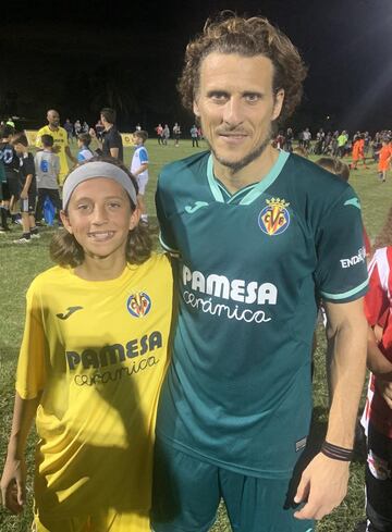 Zidane Yáñez junto a Diego Forlán en un torneo organizado por Villarreal. El chileno fue el MVP de dicha copa.