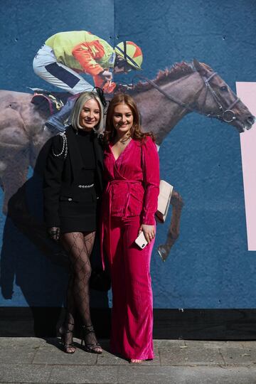  El Aintree Grand National es una competición ecuestre siendo la carrera de obstáculos más importante de las que se celebran en el Reino Unido. El Aintree Grand National es una competición ecuestre, la carrera de obstáculos más importante de las que se celebran en el Reino Unido. Se realiza en el hipódromo de Aintree en la ciudad de Liverpool.
