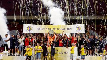 El PSV levanta el trofeo de ganador de la Supercopa de Pa¨ªses Bajos tras ganar al Ajax.