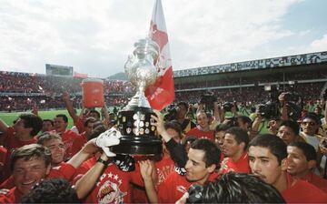 Un año después lo volvieron a repetir. Ahora con 40 unidades. Quizá la liguilla más sencilla para el Toluca. Vencieron nueve goles a cero al Puebla en cuartos de final, Carlos María Morales anotado cinco de esos nueve. En semifinales acabaron con las Chivas seis goles a tres. Cardozo se discutió con tres.