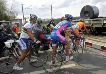 En muchas ocasiones, el paso del tren durante la disputa de la prueba, ha sido juez. En 2006, con Cancellara encaminado hacia la victoria, un tr¨ªo de perseguidores se encontr¨® con las barreras bajadas del paso a nivel. Hoste, Van Petegem y Gusev decidieron cruzar antes de que el tren hiciera aparici¨®n, conocedores de que el reglamento dec¨ªa lo contrario. Fueron descalificados por romper las reglas, dejando sus posiciones a Boonen y Ballan (en la imagen), que treparon al podio.