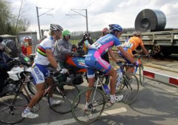 En muchas ocasiones, el paso del tren durante la disputa de la prueba, ha sido juez. En 2006, con Cancellara encaminado hacia la victoria, un trío de perseguidores se encontró con las barreras bajadas del paso a nivel. Hoste, Van Petegem y Gusev decidieron cruzar antes de que el tren hiciera aparición, conocedores de que el reglamento decía lo contrario. Fueron descalificados por romper las reglas, dejando sus posiciones a Boonen y Ballan (en la imagen), que treparon al podio.