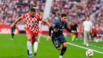 GIRONA, 25/09/2024.- El defensa del Girona David López (i) disputa un balón con el delantero del Rayo Adrián Embarba (d) durante el partido de la jornada 7 de LaLiga entre Girona FC y Rayo Vallecano, este miércoles en el estadio Municipal de Montilivi, en Girona.EFE/ Siu Wu