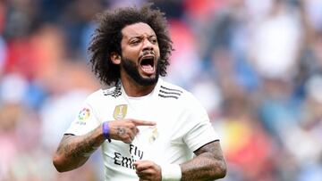 Marcelo se señala el escudo durante un partido.