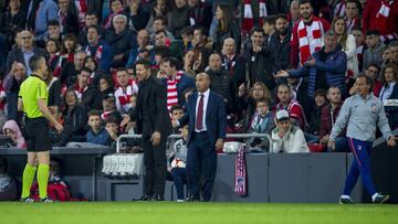 Jaime Latre expulsa al Profe Ortega durante el Athletic-Atl&eacute;tico (2-0).