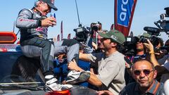 El piloto español del equipo Audi Sport Carlos Sainz, es felicitado por su hijo, el piloto de Fórmula 1 Carlos Sainz Jr., tras cruzar la línea de meta y conseguir la victoria del Dakar 2024.