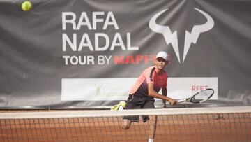 Imagen de un niño golpeando una pelota de tenis durante un partido del Rafa Nadal Tour by Mapfre de 2017.