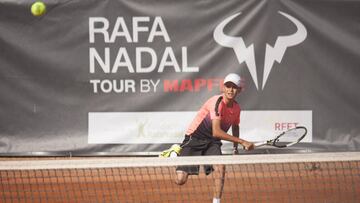 Imagen de un ni&ntilde;o golpeando una pelota de tenis durante un partido del Rafa Nadal Tour by Mapfre de 2017.