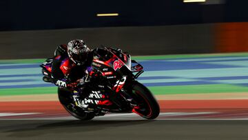 Aleix Espargaró rueda con su Aprilia en el final de la pretemporada de MotoGP, en Qatar.