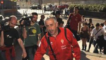 <b>PRECIADO, PROTAGONISTA. </b>El entrenador del Sporting, ayer, a su llegada al hotel en Madrid.