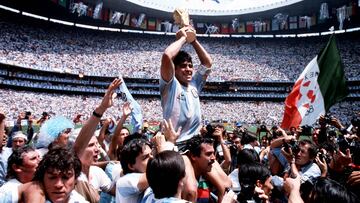 Volume 2, Page 13, Picture 4, 10234981, Sport, Football, 1986, World Cup Final, (Mexico City), Argentina Captain, Diego Maradona holds the World Cup trophy whilst being carried on his team-mates' shoulders, 29th June 1986. (Photo by Bob Thomas Sports Photography via Getty Images)
PUBLICADA 03/12/20 NA MA29 1COL