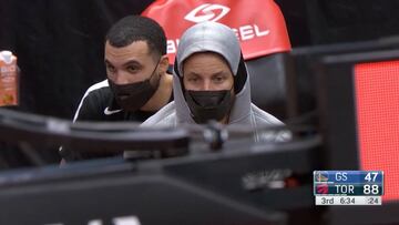 La reacción de Curry al ver cómo sus Warriors perdían por 60 puntos en una paliza histórica