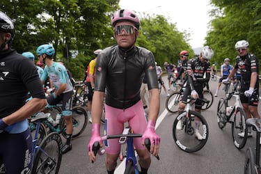Carrera neutralizada tras una caída durante la sexta etapa del Giro de Italia, de Potenza a Nápoles.