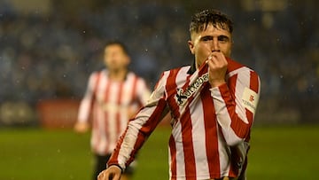 OURENSE, 18/12/2025.- El centrocampista del Athletic Mikel Jauregizar celebra tras marcar ante el Ourense, durante el partido de dieciseisavos de final de la Copa del Rey que Ourense CF y Athletic Club disputan este jueves en el estadio de O Couto. EFE/Brais Lorenzo
