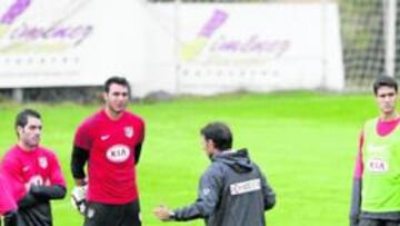 <b>TRABAJÓ CON LA LÍNEA DEFENSIVA. </b> El técnico del Atlético estuvo trabajando ayer los movimientos defensivos y de presión con los zagueros del equipo rojiblanco. Abel sabe que es primordial que sus jugadores no cometan ningún despiste ante el Barcelona si quieren sacar algo positivo del Camp Nou. Abel no piensa variar su apuesta de jugar con una defensa adelantada, aunque insiste a sus jugadores en que deben estar concentrados a lo largo de todo el partido. Si el Atlético concede pocas ocasiones tendrá mucho partido ganado. Y eso es lo que le ha dicho a sus futbolistas.