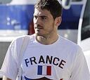Iker llega a la concentración con una camiseta de Francia