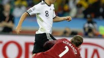 <b>EN LAS ANTÍPODAS. </b>Ozil, el mejor de Alemania, ante Schwarzer, muy desafortunado.