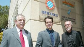 <b>FOTO DE FAMILIA. </b>Los ejecutivos de Rosario Central posaron para AS con Horacio Gaggioli, agente que trajo al portero a Barcelona.