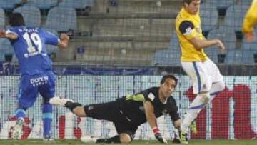 <b>LA CARAMBOLA. </b>Secuencia del 1-0, con Güiza acudiendo al remate, el balón saliendo rechazado de Bravo y rebotando en Íñigo Martínez.