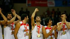 20/09/09  BALONCESTO PARTIDO EUROBASKET
POLONIA 2009 FINAL 
SELECCION ESPAÑOLA ESPAÑA  -  SERBIA
ALEGRIA CAMPEONES MEDALLA DE ORO
GARBAJOSA MUMBRU RUDY FERNANDEZ RICKY RUBIO 