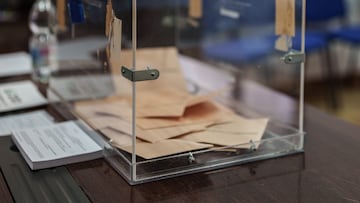 Papeletas electorales y sobres dentro de una urna electoral durante las elecciones autonómicas en Extremadura en un colegio electoral, a 21 de diciembre de 2025, en Mérida, Badajoz, Extremadura (España). Alrededor de casi 891.000 extremeños han sido convocados en la jornada de hoy para ejercer su derecho al voto en unos comicios a la Asamblea de Extremadura convocados de forma anticipada por la presidenta María Guardiola tras la ruptura de apoyos parlamentarios y el fracaso en la aprobación de los Presupuestos.
21 DICIEMBRE 2025;RECURSOS;ELECCIONES AUTONÓMICAS;DEMOCRACIA;COLEGIO ELECTORAL;VOTANTES
Javier Cintas / Europa Press
21/12/2025