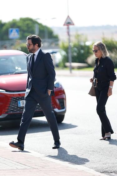 Familiares y amigos a su llegada al tanatorio de Tres Cantos donde se celebró el funeral por Caritina Goyanes.