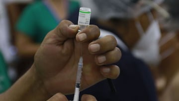 AME7975. SANTA CRUZ (BOLIVIA), 25/02/2021.- Una trabajadora de la salud prepara hoy una dosis de la vacuna china Sinopharm, en Santa Cruz (Bolivia). La vacuna china Sinopharm empezó a aplicarse este jueves en la ciudad de Santa Cruz, una de las más afectadas por la pandemia en Bolivia, entre la población de riesgo como enfermos de cáncer o con problemas renales y al resto del personal médico, ya que la mayoría de ellos ya fue inmunizada con la rusa Sputnik V. EFE/Juan Carlos Torrejón