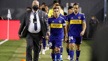 Argentina&#039;s Boca Juniors Carlos Tevez (C) and teammate Carlos Izquierdoz step onto the field before their Copa Libertadores semifinal football match against Argentina&#039;s Boca Juniors at the Vila Belmiro stadium in Santos, Brazil, on January 13, 2021 (Photo by Sebastiao Moreira / POOL / AFP)