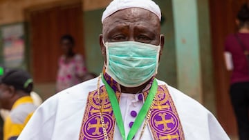 A man wearing a face mask from the Agbado and Oke-Odo LCDA community poses for a portrait in Lagos on April 1, 2020. - More than 20 million Nigerians on March 30, 2020, went into lockdown in sub-Saharan Africa&#039;s biggest city Lagos and the capital Abu