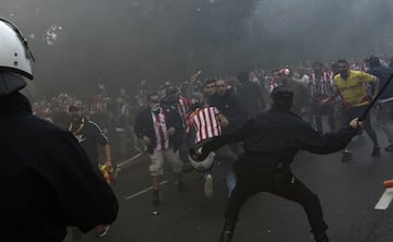 Los seguidores del Sporting de Gijón protagonizaron graves incidentes, con la policía, a la llegada del autobús del Sporting, en las inmediaciones del Molinón.