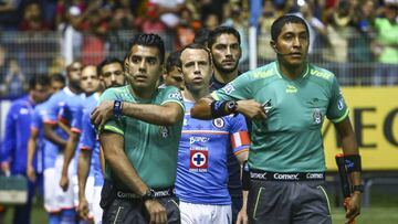 El jugador de Cruz azul se pronunci&oacute; en contra de la nueva regla, que permite un n&uacute;mero ilimitado de jugadores extranjeros en la Liga MX.