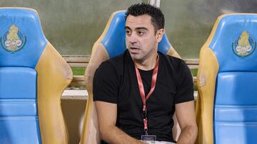 Xavi en el banquillo del Al Sadd