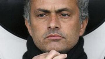 El entrenador del Inter de Milán, Jose Mourinho, deseó al delantero brasileño Adriano que sea "feliz" después de que éste anunciase ayer jueves que dejaba momentáneamente el fútbol por no estar cómodo en Italia, donde su equipo, recordó el luso, ha hecho "todo lo posible por ayudarle".