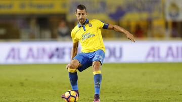 David Garc&iacute;a juega el bal&oacute;n en un partido de la UD Las Palmas. 