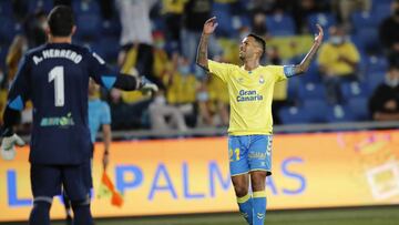 Jonathan Viera, jugador de la UD Las Palmas, se lamenta durante el partido ante el Burgos CF de LaLiga SmartBank.