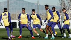 Raúl Asencio, en el centro de la imagen, durante un entrenamiento del Real Madrid.