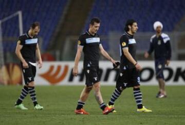 LAZIO 1-1 FENERBAHCE Los jugadores Radu, Klose y Floccari abatidos tras ser eliminados de la Europa League.