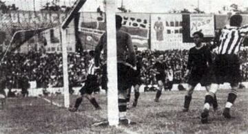 Gol de Bata (Athletic) en la final de la Copa del Presidente de la República de 1932 Barcelona-Athletic de Bilbao en el viejo Chamartín (19-06-1932).