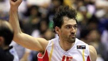 <b>CUATRO DE CUATRO</b>. Garbajosa celebra un triple con el puño en alto en el encuentro frente a Angola en Hirosima.