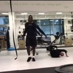 Balotelli estrella a su entrenador contra un espejo: "Es un dinosaurio, un camión"