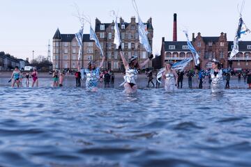 Las mujeres celebran el Día Internacional de la Mujer bañándose en las aguas del estuario del Firth of Forth, en Edimburgo, Escocia.