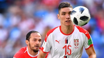 Milenkovic, de blanco, durante el partido contra Costa Rica.