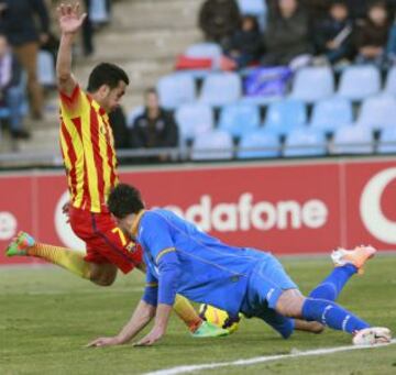 El delantero del Barcelona Pedro Rodríguez se dispone a marcar el tercer gol de su equipo ante el Getafe, en el partido de la decimoséptima jornada de la liga en Primera División que se disputa esta tarde en el Coliseo Alfonso Pérez.