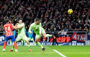 2-2. Centro de Raphinha y Ferran Torres, tras un gran desmarque, cabecea para batir a Jan Oblak.