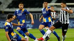 Argentina&#039;s Boca Juniors Carlos Izquierdoz (L) and Brazil&#039;s Atletico Mineiro Hulk vie for the ball during their Copa Libertadores Copa Libertadores round of 16 second leg football match at the Minerao Stadium in Belo Horizonte, Brazil on July 20