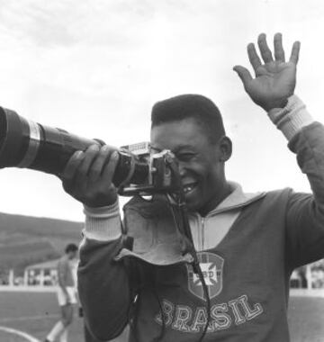 En un momento de relajo, Pel&eacute; juega a ser fot&oacute;grafo en un entrenamiento del Mundial de 1962.